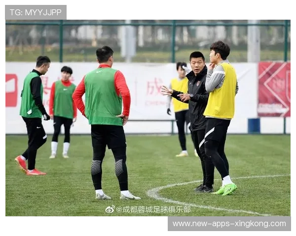 成都蓉城中距离打门颇有威胁,擦柱偏出 成都蓉城中距离打门颇有威胁,擦柱偏出