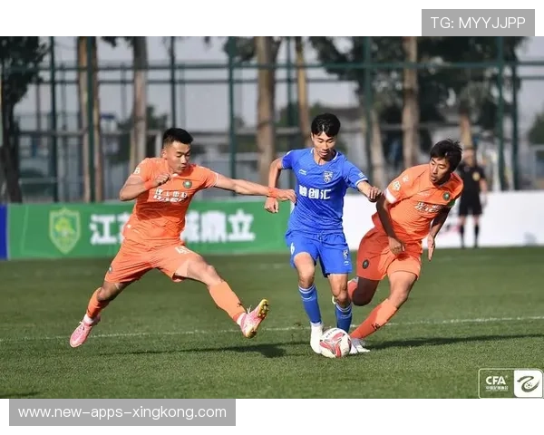 武汉三镇外围远射力量十足,擦柱而出惋惜万分