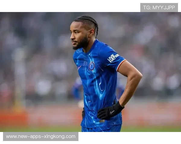 切尔西肋部渗透打穿防线，恩昆库射门稍高